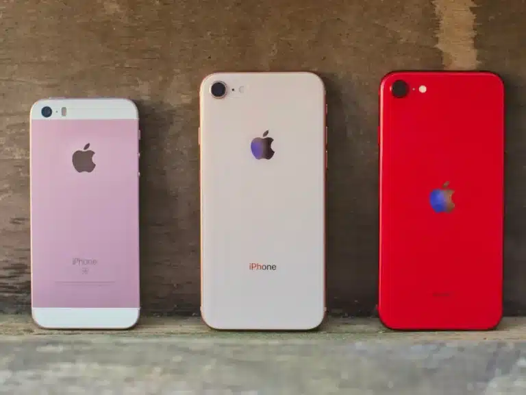 أفضل طريقة لبيع الأجهزة الإلكترونية المستعملة عبر برنامج الاستبدال من Apple الإيجابيات تجربة مريحة داخل المتجر إعادة التدوير داخل المتجر مفيدة السلبيات بطاقة هدايا Apple فقط فرص محدودة للاستبدال من جهات أخرى غير Apple يقبل برنامج الاستبدال من Apple أجهزة من مجموعة واسعة من الشركات، وليس فقط من Apple نفسها. حاليًا، تقبل Apple أجهزة الكمبيوتر المحمول والهواتف الذكية والأجهزة اللوحية والساعات والأجهزة "الأخرى" والمعدات القديمة. إذا لم يكن لدى الشركة عرض استبدال لجهازك، مثل أجهزة iPod أو AirPods، فستقوم Apple بإعادة تدويره مجانًا. تُصرّح Apple بأن عملية الاستبدال عبر الإنترنت ستستغرق من أسبوعين إلى ثلاثة أسابيع. إذا كنت ترغب في تقديم طلب شراء جهاز جديد الآن، فستقوم الشركة بإضافة قيمة الاستبدال إلى طريقة الدفع الخاصة بك بمجرد إتمام عملية الشراء. أو، إذا كانت متاجر Apple مفتوحة في منطقتك، يمكنك زيارة المتجر والحصول على رصيد فوري مقابل عملية الاستبدال. يُعدّ هذا مفيدًا بشكل خاص مع إطلاق iPhone 16. يُعدّ استخدام خدمة استبدال الأجهزة من Apple خيارًا منطقيًا إذا كنت تخطط بالفعل لشراء iPhone أو Mac جديد. على سبيل المثال، ليس خيارًا مجديًا لمن يرغب في شراء أحدث إصدار من Samsung Galaxy.