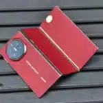 هاتفها ثلاثي الط