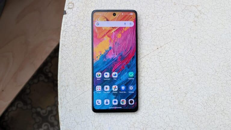 هذا الهاتف الذي يعمل بنظام أندرويد بقيمة 200 دولار أمريكي وشاشته تشبه الورق جعل جهاز Pixel الخاص بي يبدو متكبرًا